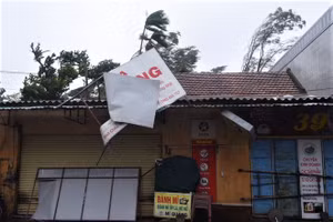 Bão số 9 đã đổ bộ vào Quảng Ngãi, 2 người chết