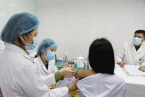 Người tiêm thử nghiệm vaccine Nano Covax. Ảnh: Thúy Hạnh