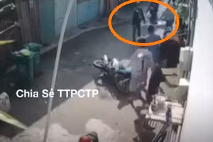 Video: Bị phát hiện, tên trộm xe máy xịt hơi cay vào chủ nhà