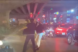 Nhắc tài xế dừng chờ đèn đỏ quá lâu, thanh niên bị đánh nhập viện