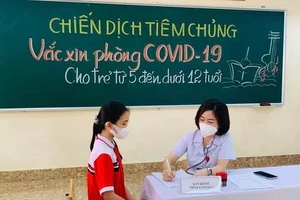 Cán bộ y tế tư vấn cho học sinh và phụ huynh đầy đủ trước khi tiêm. Ảnh: CDC Quảng Ninh.