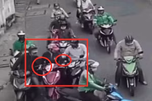 Video: Nhóm đối tượng táo tợn dàn cảnh móc túi giữa đường đông người ở TPHCM