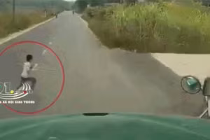 Video: Chạy sang đường không quan sát, cháu bé bị cuốn vào gầm xe container