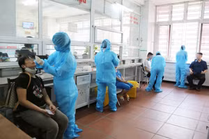 Người dân đến xét nghiệm Covid-19 tự nguyện tại Bệnh viện Đa khoa tỉnh Quảng Ninh. Nguồn: Báo Quảng Ninh