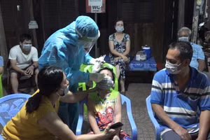 Nhân viên y tế đến từng nhà dân để lấy mẫu xét nghiệm trong vùng phong tỏa. Nguồn: CTTĐT tỉnh Bình Phước 