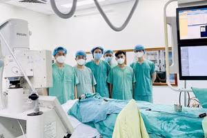 Các y, bác sĩ can thiệp cứu sống bệnh nhi. Ảnh: Thượng Hiển.