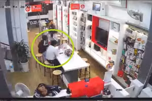 Video: "Nữ quái" vào cửa hàng điện thoại ở Hà Nội cướp bị tóm gọn chỉ 1 phút sau