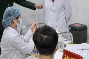 Tình nguyện viên đầu tiên tiêm thử nghiệm lâm sàng vaccine Covid-19 Việt Nam hôm 17/12/2020. Ảnh: Phương Thảo