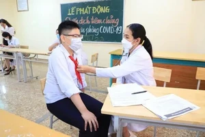 Học sinh được khám sàng lọc trước tiêm. Ảnh: CDC Quảng Ninh.