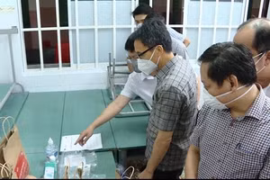 Phó Thủ tướng Vũ Đức Đam kiểm tra Trạm y tế lưu động số 3A, quận 8. Ảnh: TTXVN.
