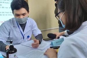 Các tình nguyện viên đăng ký thử nghiệm vaccine COVIVAC sáng 21/1. Ảnh: Võ Thu