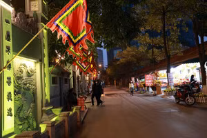 Khu vực cổng Đền Quán Thánh cũng vắng vẻ ngày mùng 1 Tết. Ảnh: LĐO