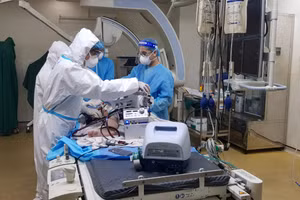 Các bác sĩ thực hiện can thiệp nút mạch cho bệnh nhân để điều trị tình trạng ho ra máu. Ảnh: BV.