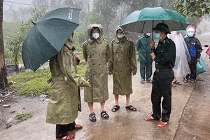 Lãnh đạo tỉnh Thừa Thiên - Huế đôn đốc công tác ứng phó bão tại khu vực ven biển. Ảnh: Cổng TTĐT Thừa Thiên - Huế.