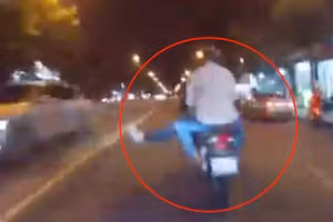 Video: Cảnh sát truy đuổi kẻ trộm, nổ súng như phim hành động