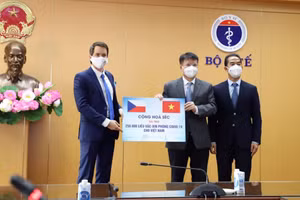 Thay mặt Bộ Y tế, Thứ trưởng Trương Quốc Cường tiếp nhận 258.000 liều vắc xin phòng Covid-19 do Cộng hòa Séc tài trợ Việt Nam. Ảnh: SKĐS.
