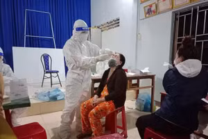 Có khoảng 1.500 người dân được lấy mẫu test nhanh do tiếp xúc với nhân viên y tế mắc Covid-19 khi tiêm vắc xin hôm 25/10. Ảnh: C. Nguyên.