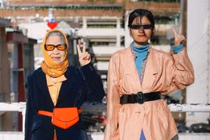 Bộ ảnh "chất ngất" của bà nội U90 sành điệu cùng cháu gái ở Đà Lạt