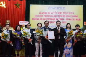 PGS.TS Lê Thành Bắc trao Quyết định công nhận Hội đồng Trường và Chủ tịch Hội đồng trường Trường Đại học Sư phạm Kỹ thuật.