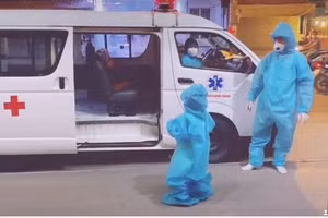 Hình ảnh xúc động: Bé gái 5 tuổi mắc Covid-19 tự lên xe cấp cứu vào bệnh viện điều trị