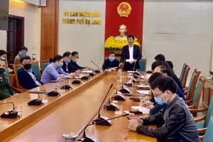 Hạ Long họp khẩn liên quan đến trường hợp nhân viên an ninh sân bay Vân Đồn. Ảnh: TP Hạ Long.