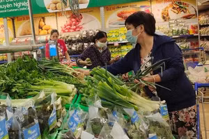 Người tiêu dùng lựa chọn rau tại siêu thị. Ảnh minh họa: Thùy Linh.