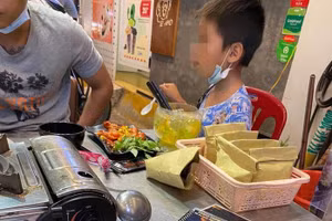 Cảm động câu chuyện của cô gái trẻ và cậu bé bán hàng rong