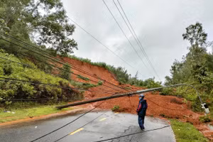 Sạt lở đường ĐT618 qua xã Tam Quang. Ảnh: VP/baoquangnam.vn.
