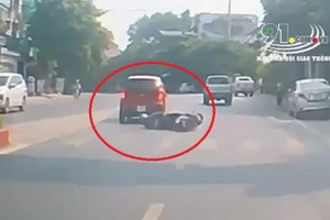 Video: Ô tô "cố tình" tạt đầu, gây tai nạn cho xe máy