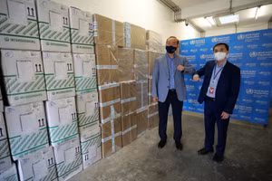 WHO trao tặng lô vật tư y tế cho Việt Nam, hỗ trợ phòng chống dịch Covid-19. Ảnh: BYT.