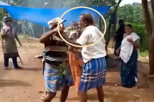 Video: Kịch tính cảnh gỡ trăn khổng lồ đang quấn chặt cổ người đàn ông