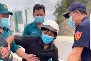 Anh Trần Văn Em bị thu giữ xe vì đi "mua bánh mì không phải là thực phẩm thiết yếu". Ảnh cắt từ clip. 