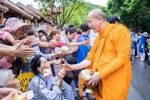 Hình ảnh đưa tiền, vật thực cho các chư tăng ở chùa Ba Vàng được đưa lên mạng xã hội gây phản cảm. Ảnh: Facebook Chùa Ba Vàng.