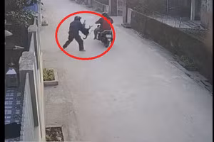 Video: 2 thanh niên đi xe máy giữa ban ngày dùng súng bắn điện trộm chó