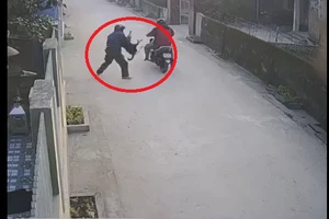 Video: 2 thanh niên đi xe máy giữa ban ngày dùng súng bắn điện trộm chó