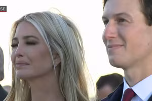 Video: Ivanka Trump bật khóc trước bài phát biểu của cha khi rời Nhà Trắng