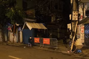 Cách ly ngõ 651 Minh Khai - trụ sở Công ty Thực phẩm Thanh Nga. Ảnh: QĐND.