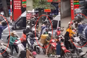 Xôn xao video xe khách 16 chỗ đẩy lùi người đàn ông chặn trước đầu xe