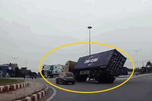 Video: Cố vượt ô tô con, container bị lật kéo lê giữa đường