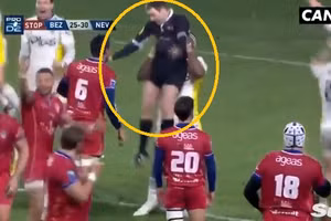 Phấn khích sau màn chiến thắng, cầu thủ nhấc bổng trọng tài lên và cái kết