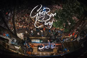 Ca sĩ Tuấn Hưng và bạn bè biểu diễn trước hàng ngàn khán giả. Ảnh: Facebook Tuấn Hưng.