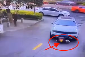 Video: Cậu bé bất cẩn băng qua đường bị cuốn vào gầm ô tô