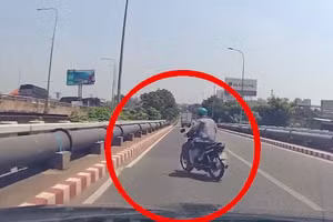 Video: Bất chấp nguy hiểm, người đàn ông bất ngờ dừng xe nhặt tiền rơi giữa đường