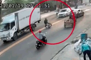 Video: Đang đi, ô tô bất ngờ tăng ga khiến nam thanh niên ngã ra đường tử vong