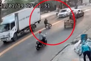 Video: Đang đi, ô tô bất ngờ tăng ga khiến nam thanh niên ngã ra đường tử vong