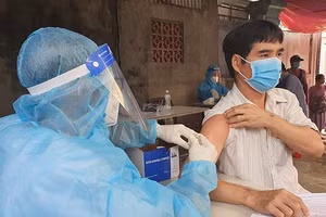 Tiêm vắc xin Covid-19 cho công nhân trong các khu nhà trọ trên địa bàn H.Nhơn Trạch. Ảnh: Hoàn Lê.