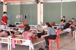 Công dân bỏ trốn khỏi Campuchia, vượt sông về Việt Nam ngày 18/8/2022. Ảnh: Vũ Tiến.