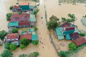 Hàng nghìn ngôi nhà ven sông Trà Bồng, huyện Bình Sơn (Quảng Ngãi) ngập trong biển nước. Ảnh: Minh Hoàng.