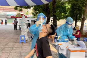 Cán bộ y tế lấy mẫu xét nghiệm cho người dân trên địa bàn phường Khương Trung. Nguồn: SYT Hà Nội.