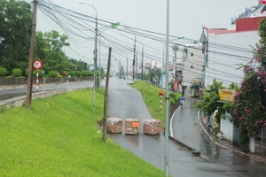 Phường Long Biên (quận Long Biên, Hà Nội) thiết lập chốt “cứng” và “chốt mềm”, chặn bằng nhiều vật liệu khác nhau như gạch, ống thoát nước, container… Nguồn: Dân Việt.